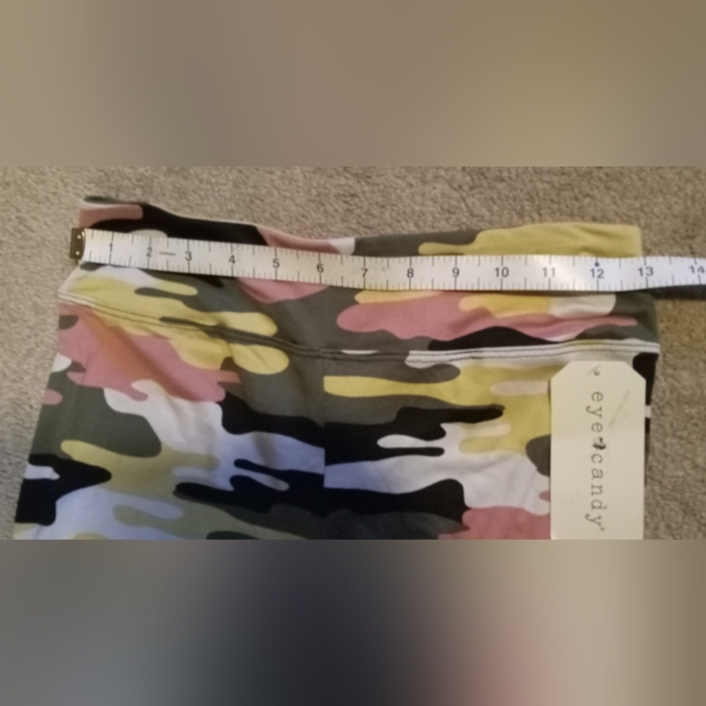 NWT, WOMENS SIZE MED SOFT COMFORTABLE CAMO FLARE LEGGINGS! - Picture 4 of 8